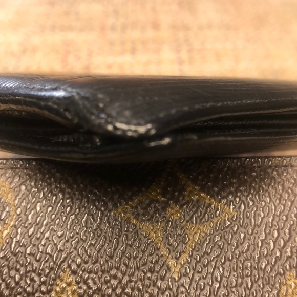 LOUIS VUITTON LV Black Epi Leather BiFold Wallet - Picture 13 of 17